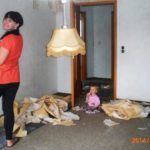 Vorher: Susann bei den Renovierungsarbeiten im jetzigen Kinderzimmer des Pferdemädchens (Foto: privat)