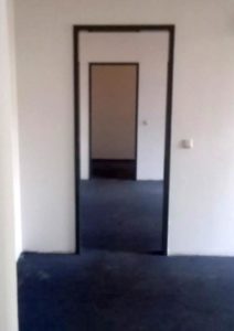 Vorher: Teppichböden vorm Umbau (Foto: privat)