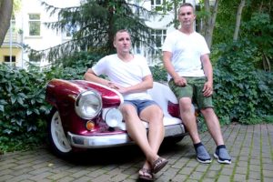 Mathias und Marcel (r.) auf ihrer Auto-Couch im Bonbon-Look (Foto: Regina Katzer)