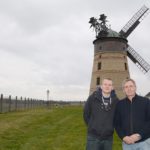 Klaus-Peter und Robert Reinhold vor ihrer Mühle in Lindenthal (Foto: Regina Katzer)