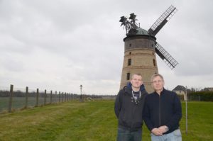 Klaus-Peter und Robert Reinhold vor ihrer Mühle in Lindenthal (Foto: Regina Katzer)