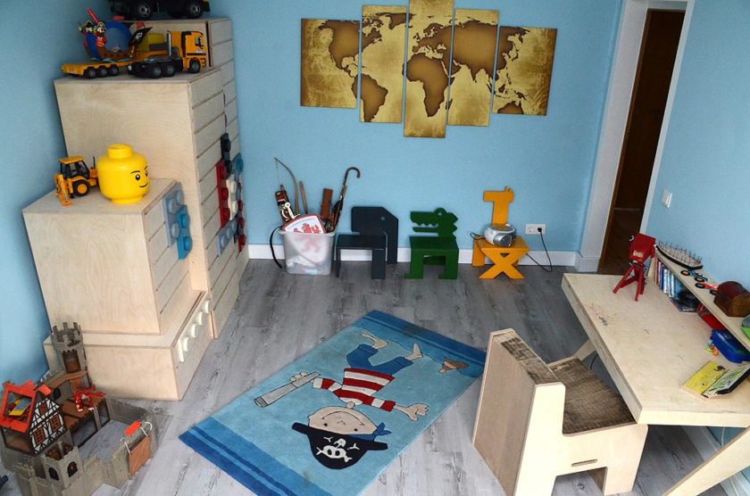 Aus ganz besonderem Holz geschnitzt › Unterm Dach