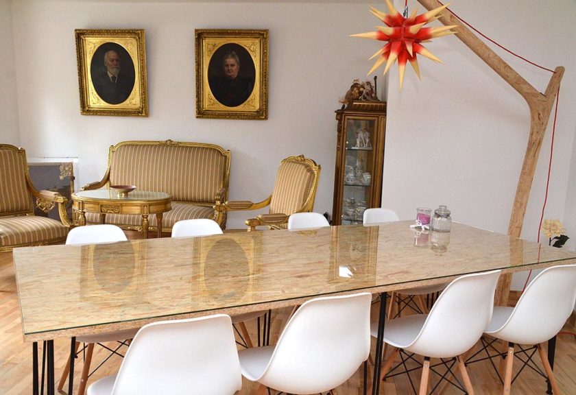 Aus ganz besonderem Holz geschnitzt › Unterm Dach