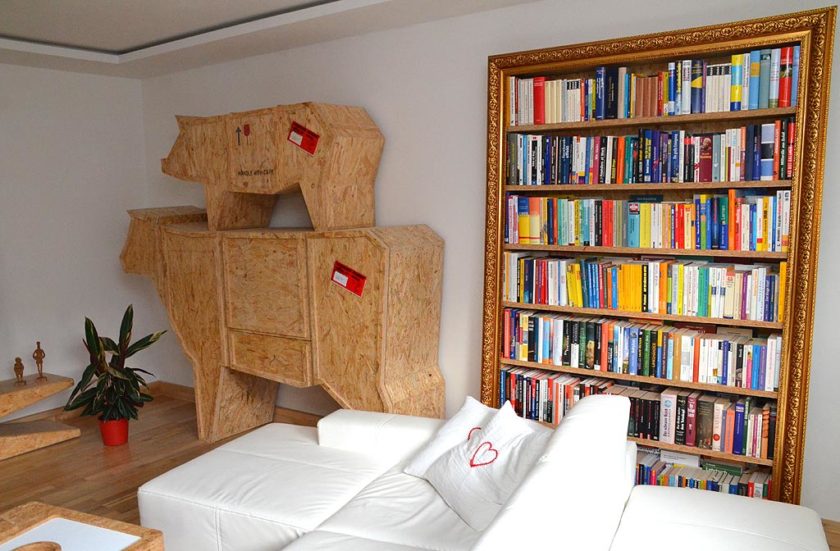 Aus ganz besonderem Holz geschnitzt › Unterm Dach