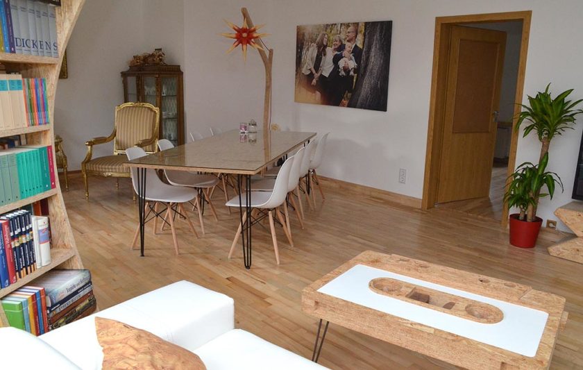 Aus ganz besonderem Holz geschnitzt › Unterm Dach